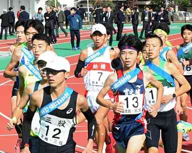 1区2位と好走した男子松橋の水本優翔（中央）＝あましんスタジアム