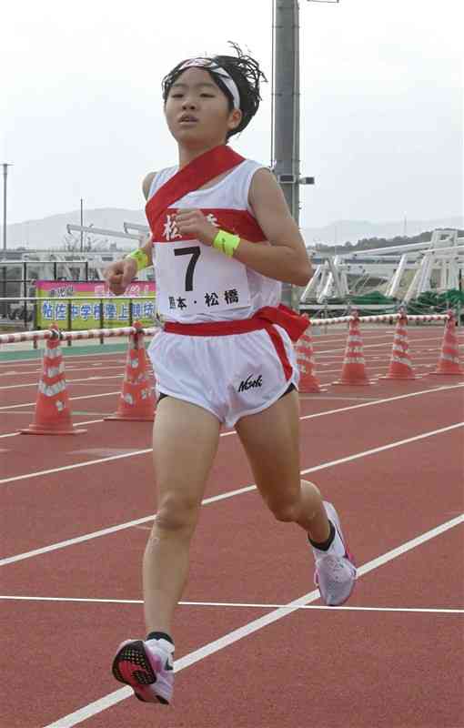 2位でゴールした女子・松橋のアンカー坂田＝あましんスタジアム