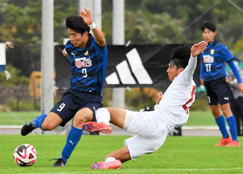 【第21節・大津高－神村学園高】後半、フェイントで相手をかわす大津高のFW山下（左）＝いぶすきフットボールパーク