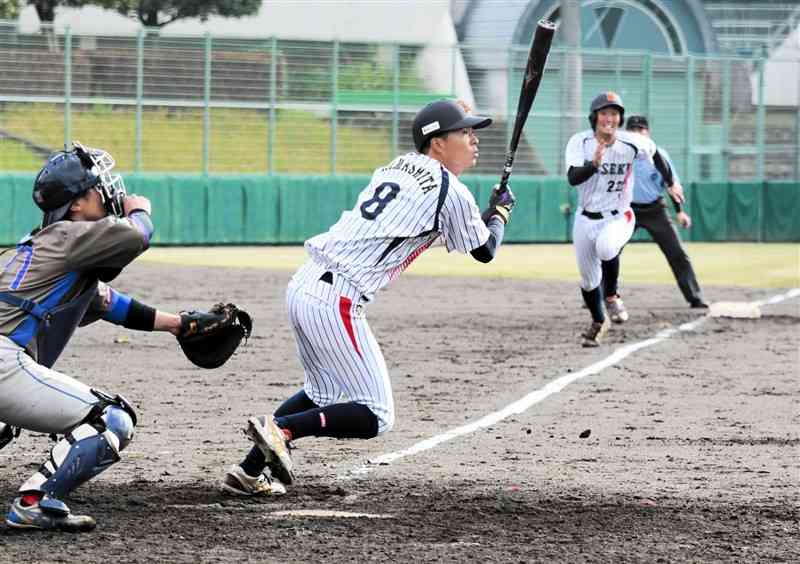 【A級決勝・熊本赤十字病院－YKKAP九州製造所】8回裏、熊本赤十字病院の無死二、三塁。山下の投ゴロで三走遠山が生還し、3－2とする＝水前寺野球場