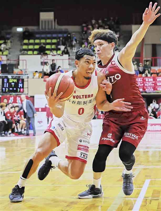 【熊本－奈良】第1クオーター、熊本のクラークがドリブルで切り込む＝ロートアリーナ奈良ⓒB.LEAGUE