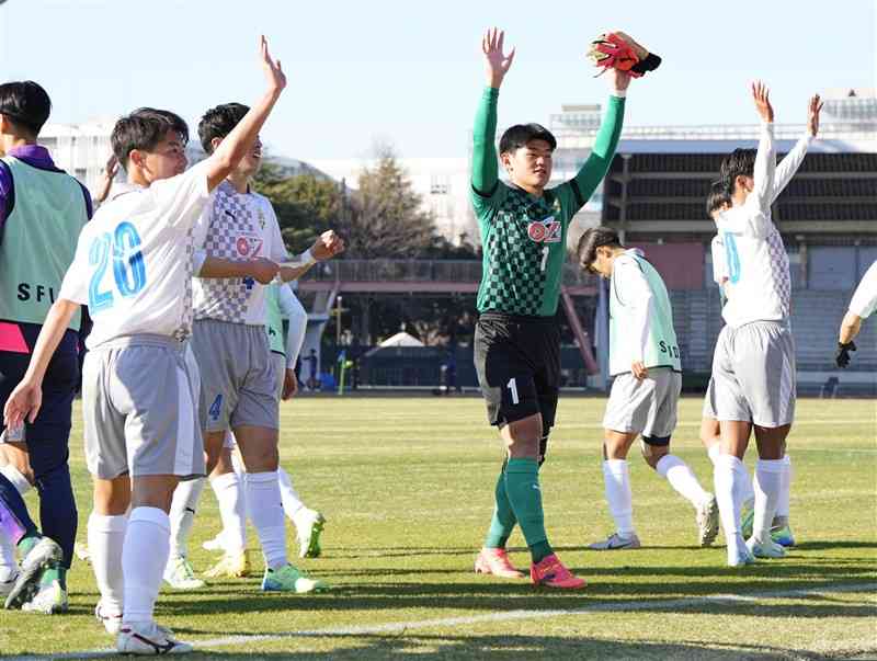 福井商に快勝し、声援に応えるGK坊野（1）ら大津イレブン＝柏の葉