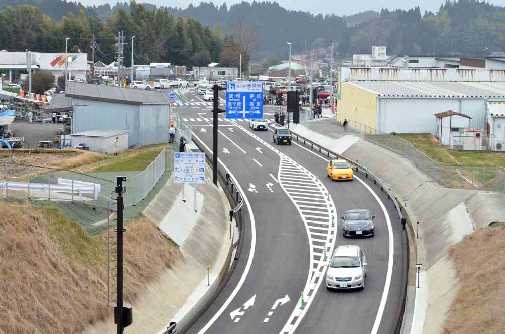 2月11日に開通した九州中央自動車道の山都通潤橋IC付近＝山都町