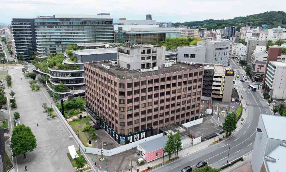 熊本市役所本庁舎の建て替え候補地とされるNTT西日本「桜町ビル」（中央手前）＝6月、熊本市中央区（ドローン撮影、上杉勇太・馬場正広）