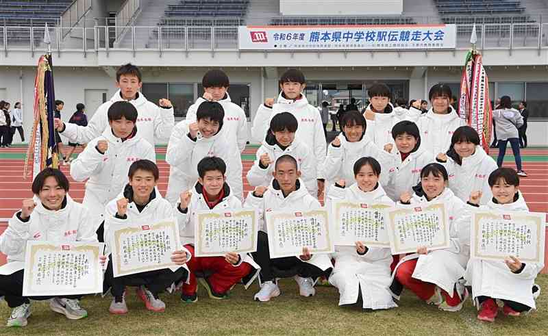 熊本県中学校駅伝大会で男女優勝した松橋の選手たち＝11月8日、あましんスタジアム（小野宏明）