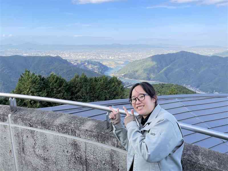 さかもと八竜天文台からの眺めは「絶景」と語る坂本町地域おこし協力隊員の松田萌花さん＝八代市