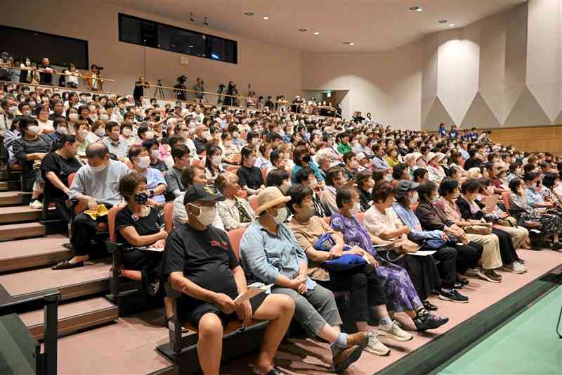 昨年8月の催しで満員になった須恵文化ホール＝あさぎり町