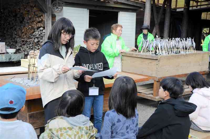 収穫祭の〝開幕宣言〟をするくまTOMOサポーター