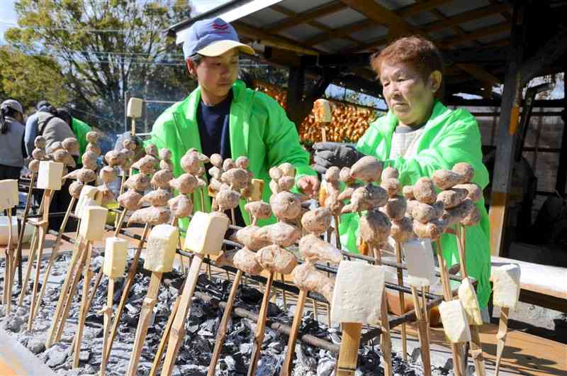 つるのこ芋と豆腐を使った高森田楽の下ごしらえをする甲斐好夫さんの妻テツ子さん（右）ら