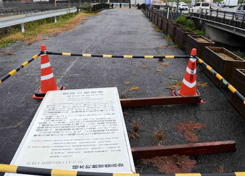 旧植木町時代に設置された熊本市指定文化財の説明看板。数年前、老朽化で倒れた＝2024年11月、同市北区