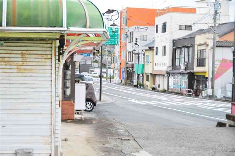 宇城市三角町の三角東港周辺。飲食店や商店の廃業が増え、合併から20年で人口が4割弱減少した＝11月27日