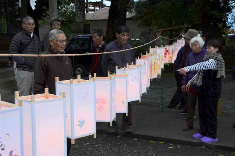 手作りしたちょうちんを眺める「東区長生会」の会員ら＝11月29日、合志市