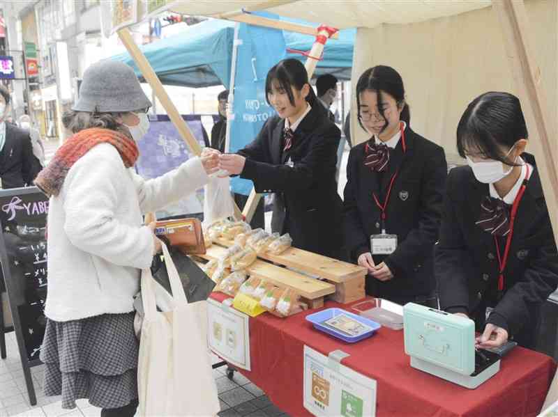 イノシシとシカ肉を使ったホットドッグを販売する矢部高の生徒＝11月30日、熊本市中央区