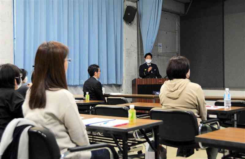 阿蘇広域消防本部の署員から救急車を呼ぶ際の注意点などを聞く参加者ら＝11月30日、阿蘇市