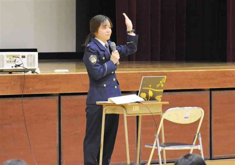 生徒たちに闇バイトの危険性を伝える熊本中央署の松田志保巡査部長＝2日、熊本市西区