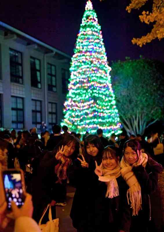 九州ルーテル学院で点灯が始まったクリスマスイルミネーション＝2日午後6時50分ごろ、熊本市中央区（上杉勇太）