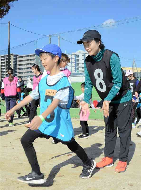 利き足をチェックする親子