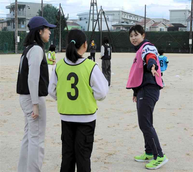 陸上競技部の学生（右）もやさしく教えてくれました