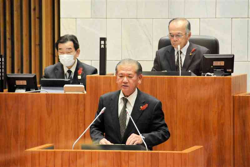 バドミントンの国際大会の八代市開催を報告した中村博生市長（中央）＝3日、同市