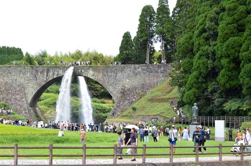 国宝に指定され、観光客でにぎわう通潤橋＝9月、山都町