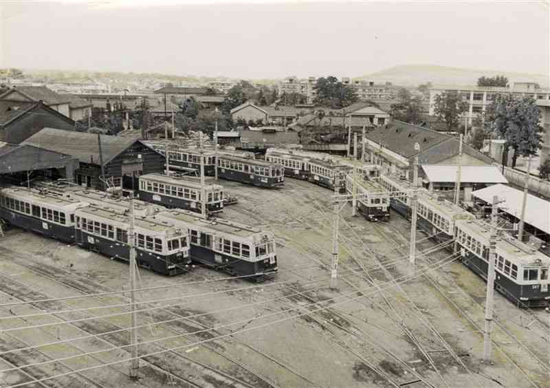 1966年ごろの大江車庫。全国的に路面電車の廃止が相次ぎ、熊本市交通局の赤字が問題となる中、多くの車両が待機する様子は「電車の昼寝」とやゆされた