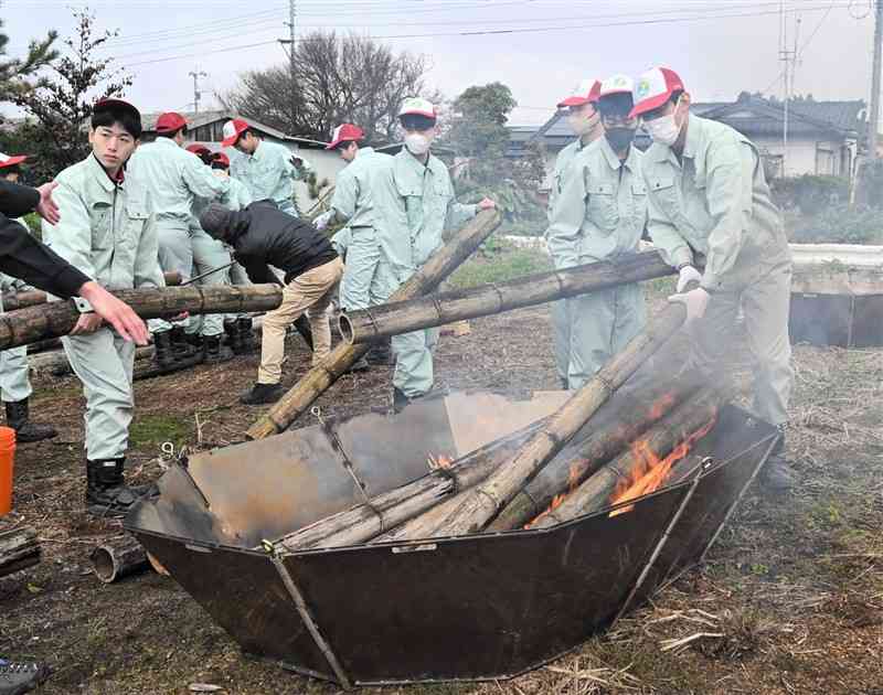 竹炭作りのために、竹を燃やす南稜高の生徒＝4日、あさぎり町