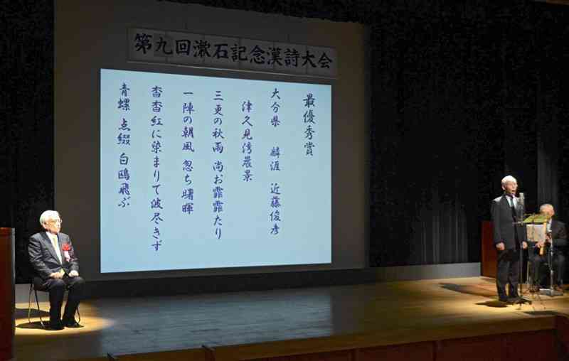 熊本県吟詠連盟の髙倉江岳理事長（右）が最優秀賞の作品を吟詠した＝7日、熊本市中央区