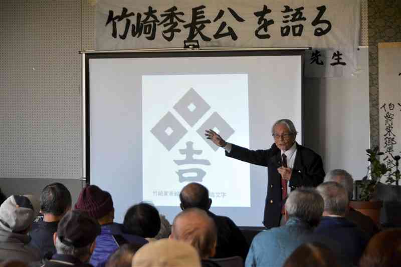 地元出身の竹崎季長について語る松本和良さん＝7日、宇城市