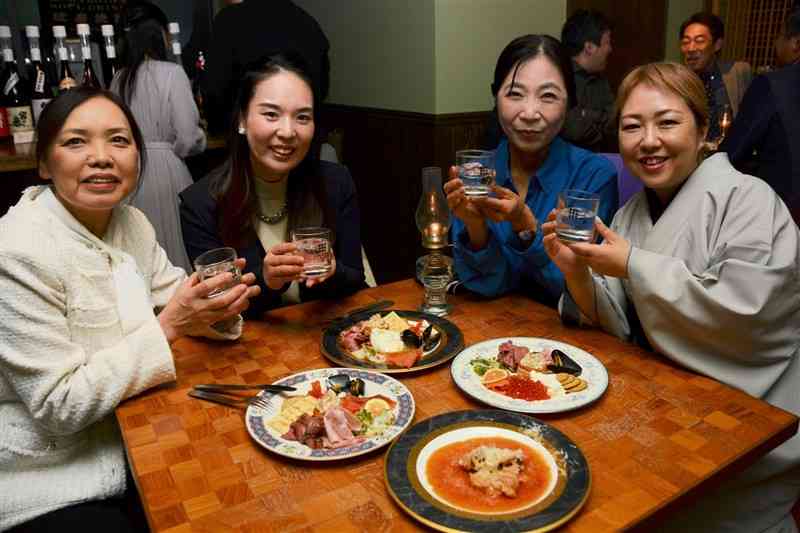 焼酎と創作料理を楽しむ参加者たち＝7日、人吉市