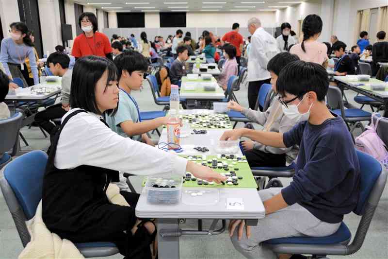 「第29回熊本青少年囲碁の集い」で対局する子どもたち＝8日、熊本市中央区