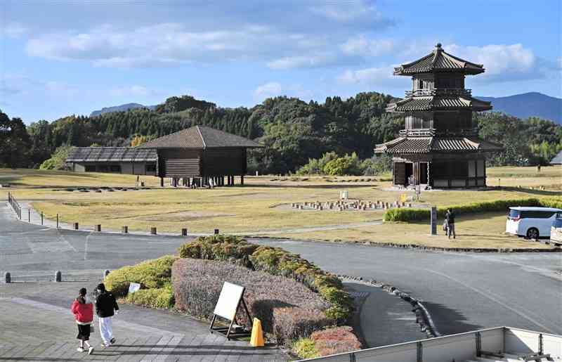 国史跡指定から20年を迎えた鞠智城跡。奥は復元建物＝11月、山鹿市