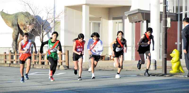 上益城郡町対抗駅伝で、御船町役場前をスタートする選手＝8日、同町