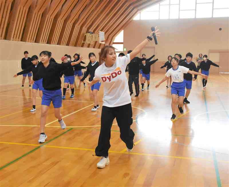 ダンス講師の大田黒水海さん（中央）からストリートダンスを教わる三加和小の児童たち＝9日、和水町