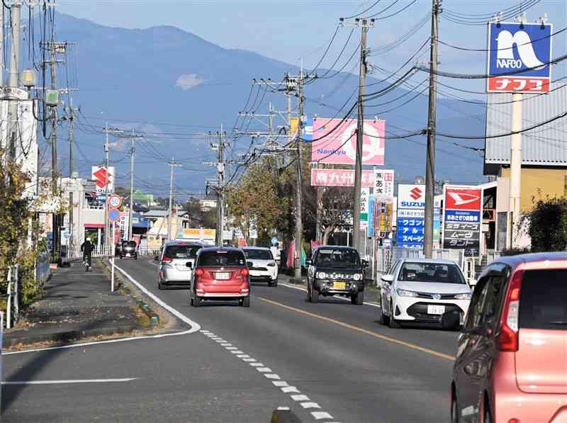 あさぎり町の中央を貫く国道219号。数多くの店舗が並ぶ＝9日