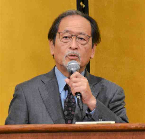 熊日情報文化懇話会で講演する政治アナリストの伊藤惇夫氏＝10日、熊本市中央区