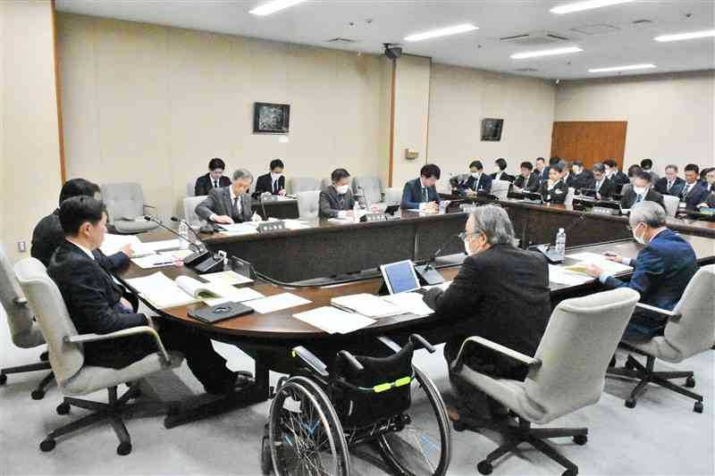 熊本市が、町内自治会に交付する補助金に関する規定を見直す方針を示した市議会教育市民委員会＝11日、市議会棟