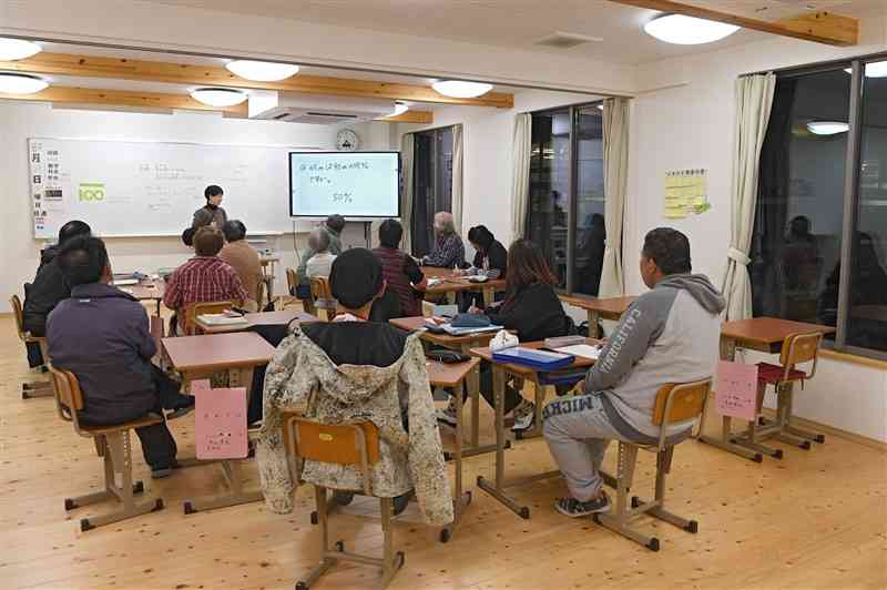 熊本県立ゆうあい中の授業風景。仕事を終えた生徒らが、夜の教室で学びを深める＝11月29日、熊本市中央区（小野宏明）