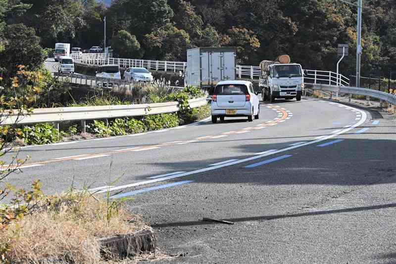 天草の主要道路・国道266号の〝魔のゾーン〟。天草市方面へ向かう車にとっては左カーブで、曲がりながら減速をする車も目立った＝12日、上天草市