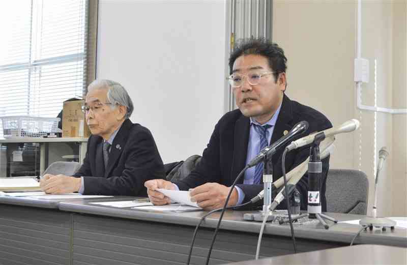 公益通報した熊本県職員に対する不当な懲戒処分があったとして記者会見する代理人の樋口雄三弁護士（左）と板井俊介弁護士＝13日、熊本市中央区