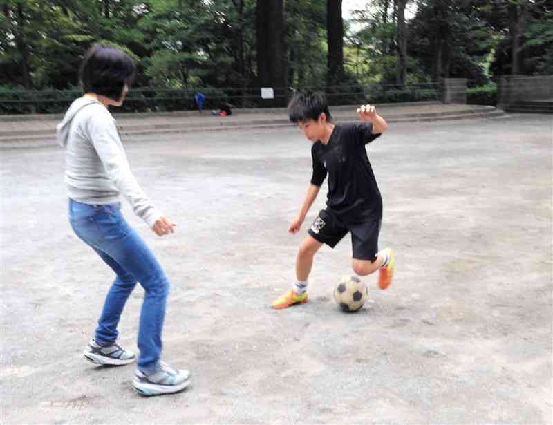 妻を相手に公園で自主練習に励む次男（当時小学6年生）＝2014年10月