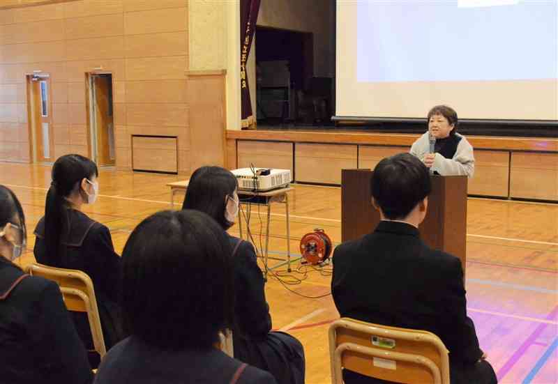 京陵中の生徒に腎移植を受けた経験を語る西野生子さん＝13日、熊本市中央区