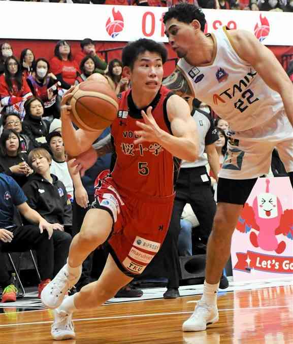 【熊本－青森】第4クオーター、ボールを運ぶ熊本の磯野＝熊本県立総合体育館