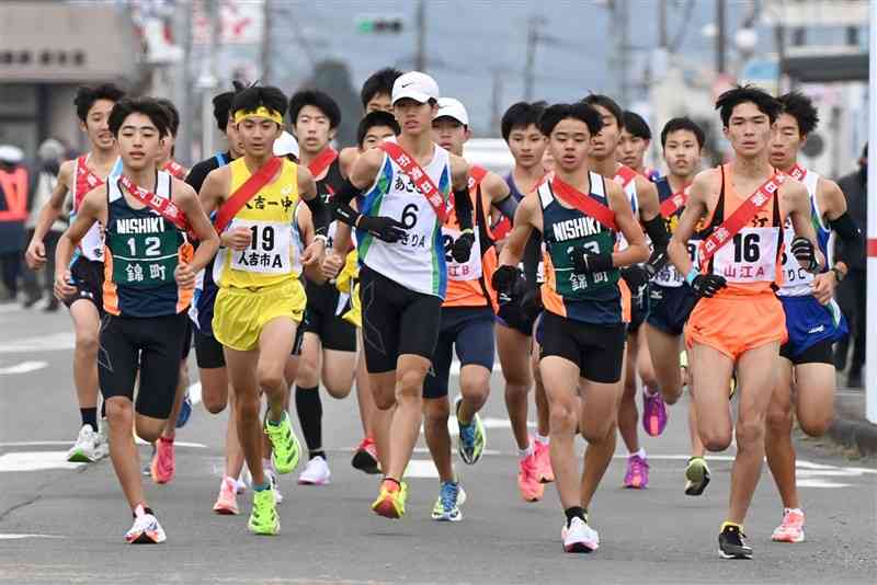 集団で走る1区の選手たち＝15日、錦町（小野宏明）