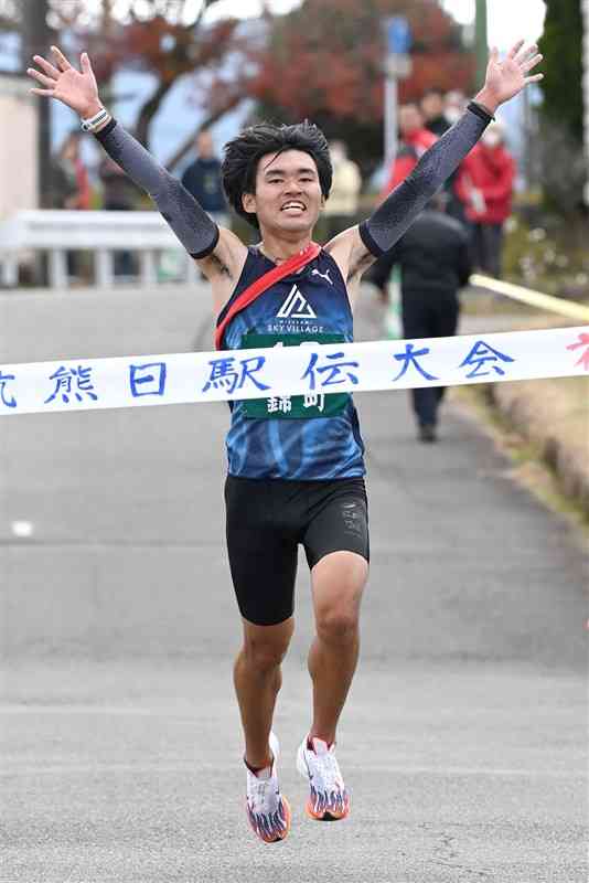 1位でフィニッシュする錦町Aの倉本謙志＝15日、錦町武道館前（小野宏明）