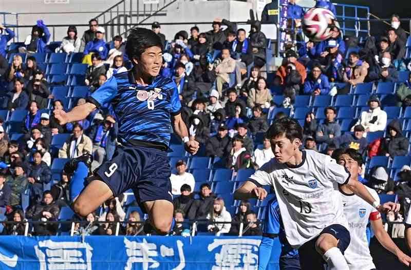 【大津高－横浜FCユース】後半31分、大津の山下（左）がヘディングでゴールを決め、2－0とする＝埼玉スタジアム（石本智）