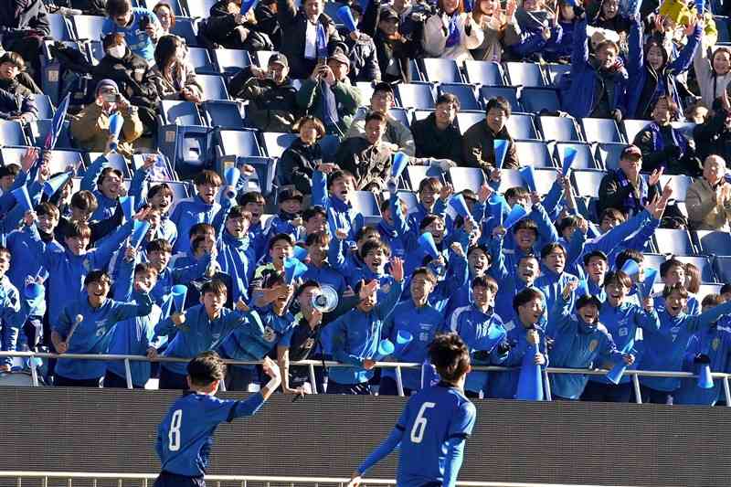 高円宮杯サッカープレミアリーグファイナルで、畑拓海選手（8）の先制点に盛り上がる大津高の応援団＝15日、埼玉スタジアム（石本智）