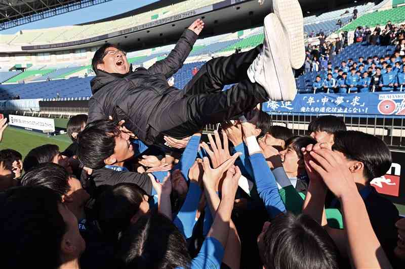 初優勝を決め、大津高の選手たちに胴上げされる平岡和徳テクニカルアドバイザー＝埼玉スタジアム（石本智）