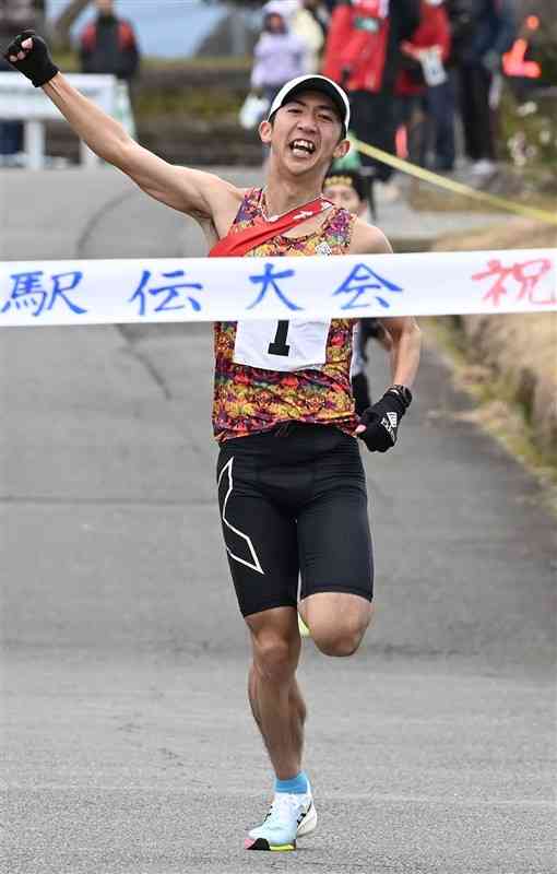 3位でフィニッシュする水上村Aの河野太志朗＝15日、錦町武道館前（小野宏明）