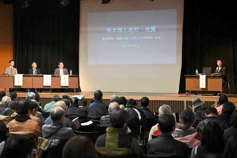 熊本城一帯の地形・地質について専門家らが解説したシンポジウム＝15日、熊本市中央区