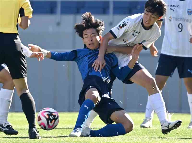 【大津高－横浜FCユース】前半、相手パスをカットする大津高の畑（左）＝埼玉スタジアム（石本智）